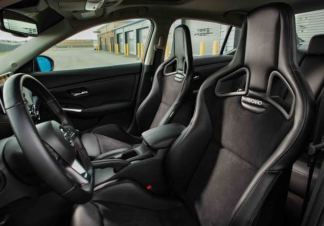 Interior del Sentra NISMO